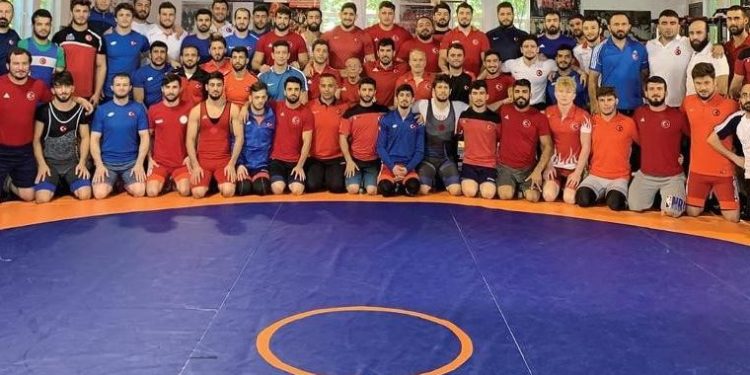 Milli güreşçilerden Polonya’da 8 madalya