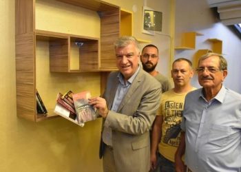 Narlıdere Belediyesi’nden kahvehanelere kitaplık