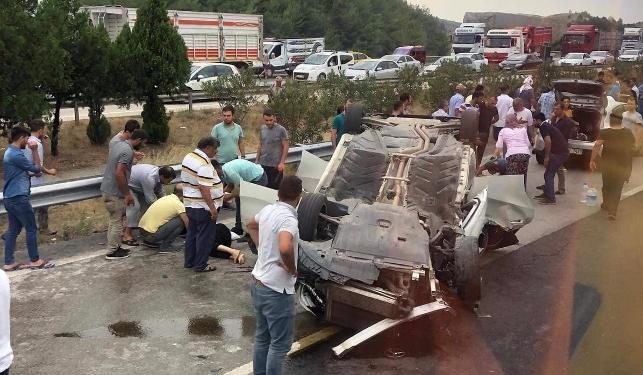 Otomobil, dolu akaryakıt tankerine çarptı: 2’si çocuk 4 yaralı