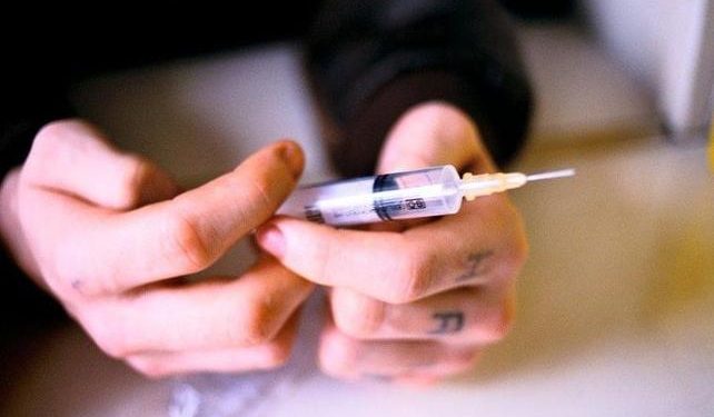Polis aracının kapısına şırınga iğnesi yapıştırdı