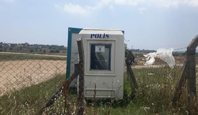 Polis koruma noktası kabinin boş arazine ne işi var?