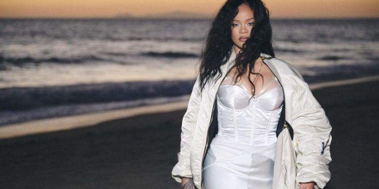 Rihanna anneliği anlattı