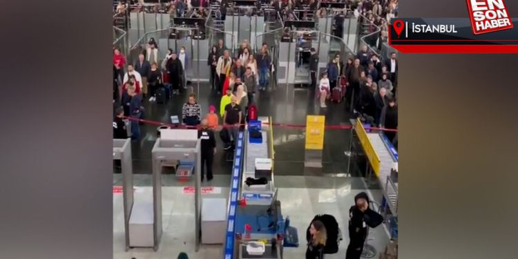 Sabiha Gökçen Havalimanı’nda yerli ve yabancı yolculardan saygı duruşu