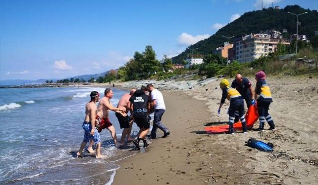 Trabzon’da denize giren iki kardeşten biri boğuldu
