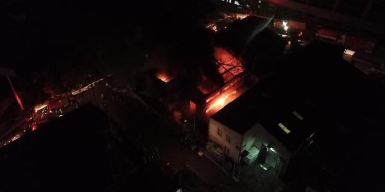 Tuzla’da boya fabrikası alev alev yandı