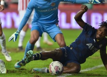 Antalyaspor – Fenerbahçe maçında zemin tepkisi: ‘Utanın’