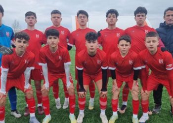 Balıkesirspor’un 15 yaş altı kalecisi, kafasına aldığı darbe sonucu hastaneye kaldırıldı