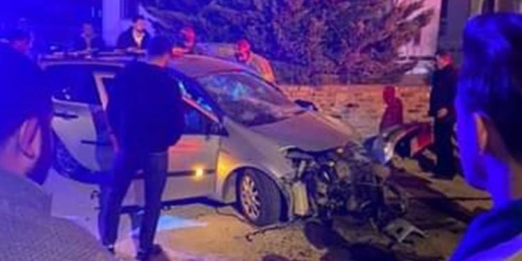 Bursa’da otomobil site duvarına çarptı: 2 yaralı