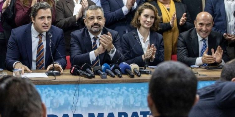 CHP İzmir’in yeni başkanı Aslanoğlu görevi devraldı