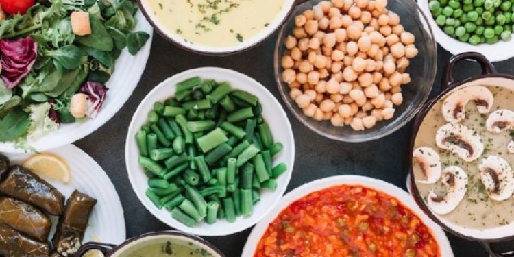 Diyet uzmanı uyardı: ‘Sosyal medyaya bakarak yemek yemeyin’