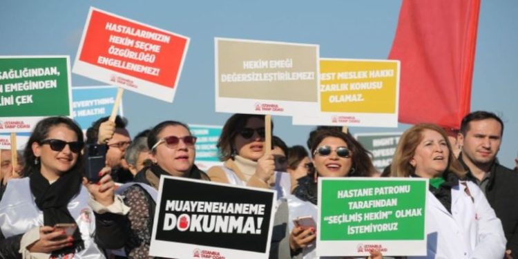 Hekimler ‘Özel Hastaneler Yönetmeliği’ni protesto etti: ‘Patron sağlık bakanı istemiyoruz’