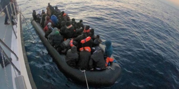 İzmir açıklarında 59 düzensiz göçmen kurtarıldı