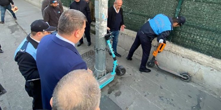 Kadıköy Belediyesi kaldırımlarda bırakılan scooter’ları toplama kararı aldı
