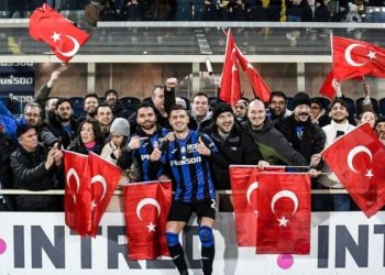 Milli futbolcu Merih Demiral’a Türk taraftarlardan destek