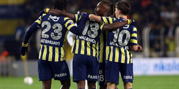 Fenerbahçe şampiyonluk yarışını bırakmıyor